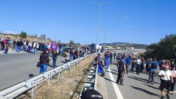 Протестиращи блокираха АМ "Струма" и ключови пътища и в Югозападна България (снимки)