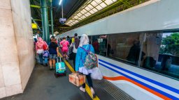 Индонезия пусна първия в Югоизточна Азия високоскоростен влак