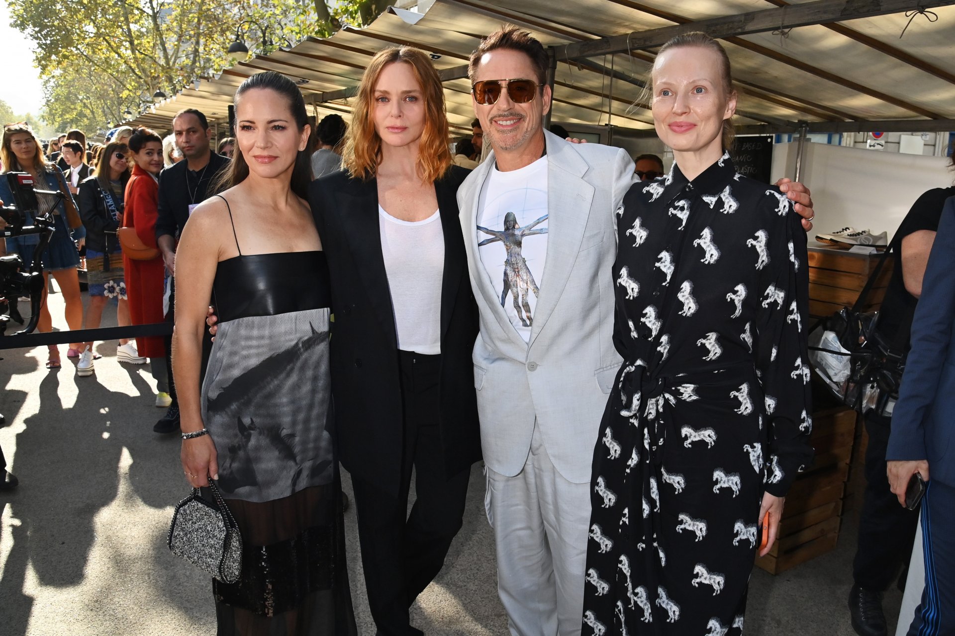 (Отляво надясно) Сюзън Дауни, Стела Маккартни, Робърт Дауни Джуниър и Джулия Милнър присъстват на шоуто на Стела Маккартни по време на модното шоу в Париж