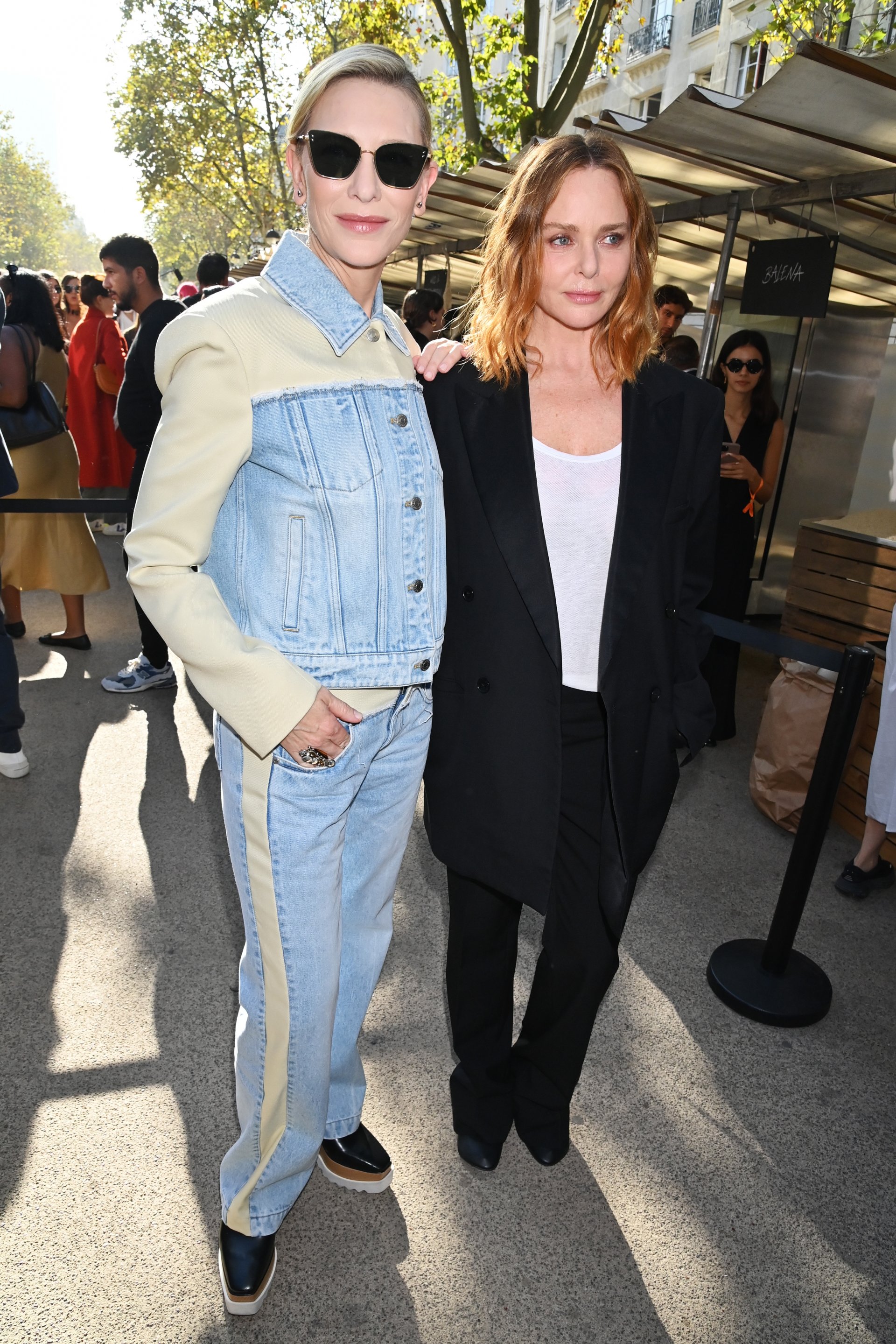 Кейт Бланшет и Стела Маккартни по време на модното шоу в Париж