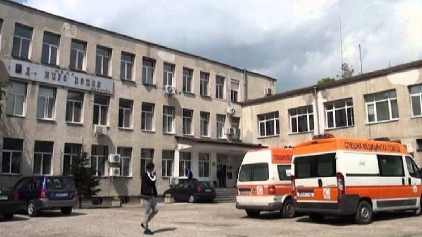 "Ситуацията е критична и безнадеждна": Карловската болница търси лекари за всички специалности