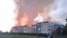 Хале със склад за хартия горя в бургаския квартал "Лозово" (снимки) 