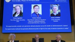 Трима учени си поделят Нобеловата награда за физика 