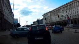 Автомобил се завъртя на жълтите павета пред президентството и удари друга кола (видео)