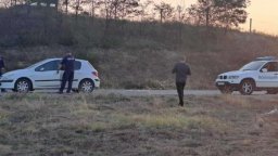 Мъж откри стрелба и взе за заложници бившите си жена и тъща в Благоевградско, идват спецчасти 