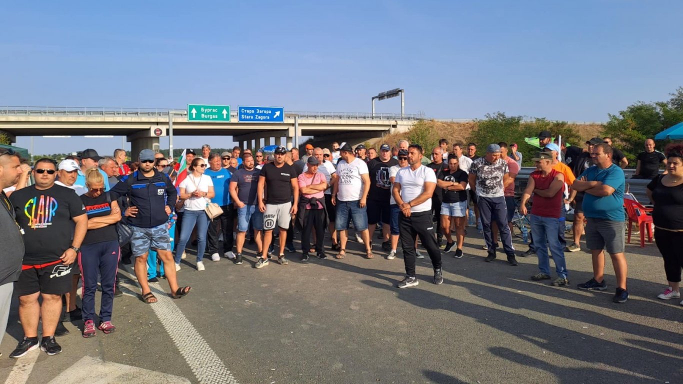 Енергетици и миньори от "Марица изток" продължават пътните блокади
