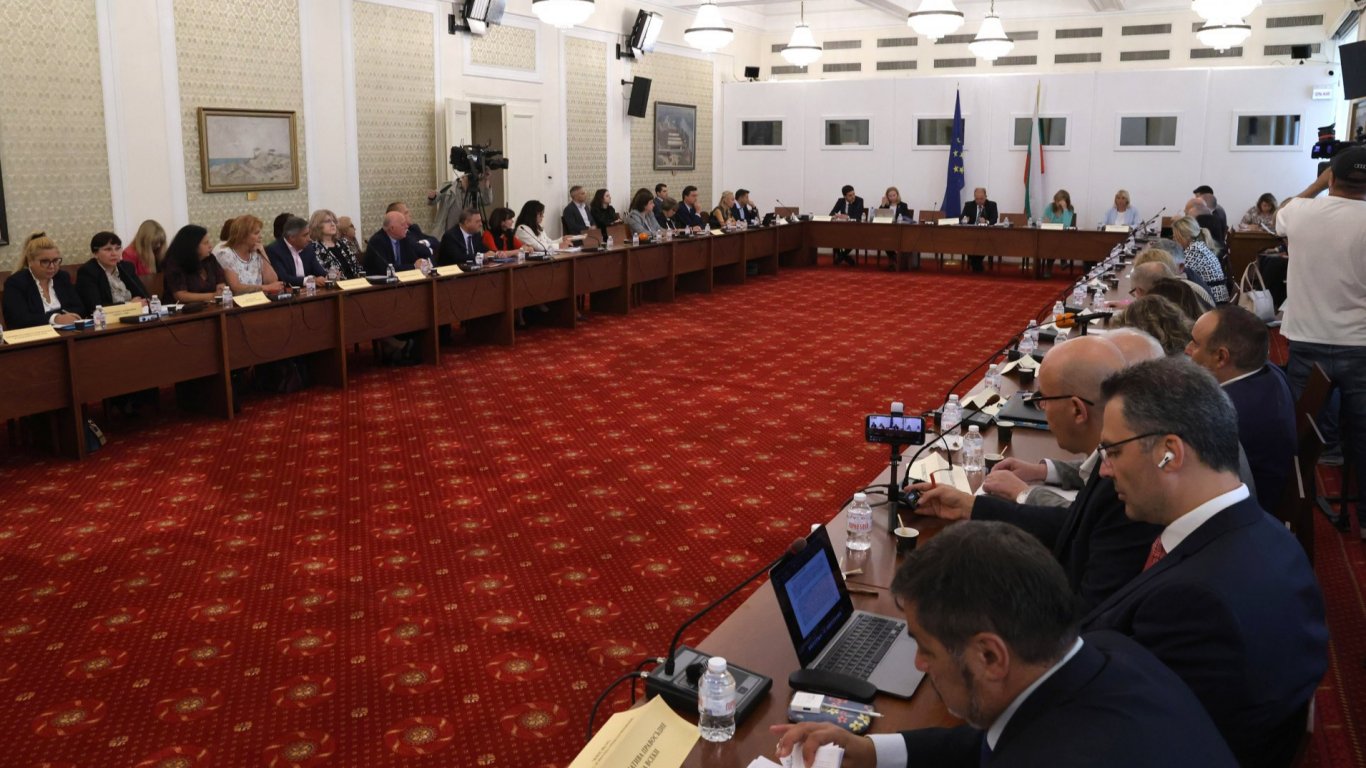 Промените в Конституцията влизат за гласуване, ВСС и прокуратурата с остри критики