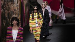 Неравни подгъви и джапанки на подиума - изненадващите модни решения на "Chanel"