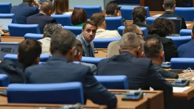 Парламентарната група на ДПС се яви в пленарната зала днес след