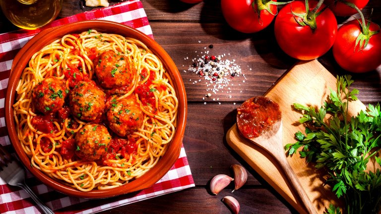 Спагети със сирене и кюфтета по гръцка рецепта