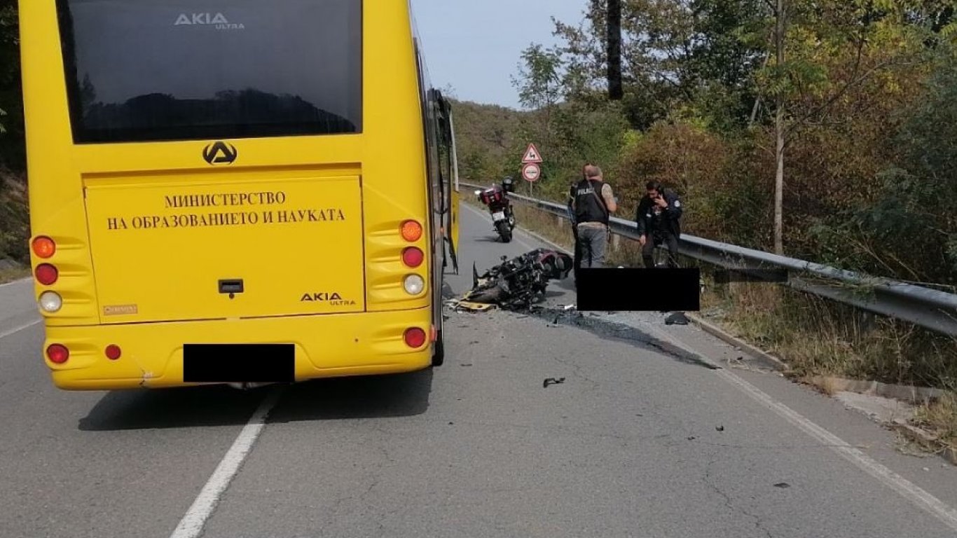 Моторист загина на място след челен сблъсък с училищен автобус край Малко Търново (снимки)
