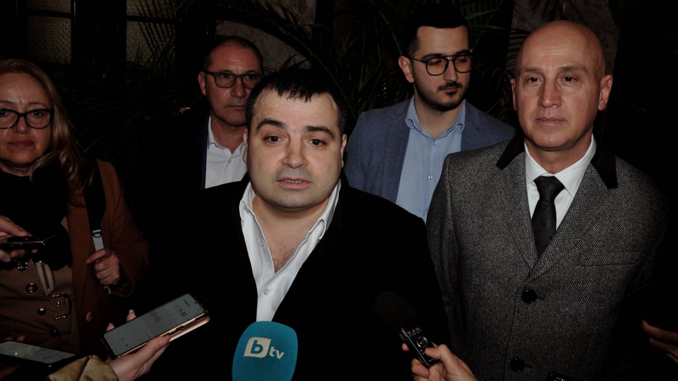 Константин Бачийски и Димитър Найденов по време на регистрацията на депутатската листа в Бургас на ПП-ДБ на парламентарните избори