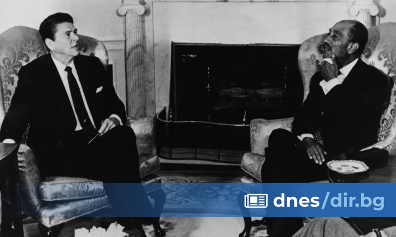 Американският президент Роналд Рейгън разговаря с египетския държавен ...