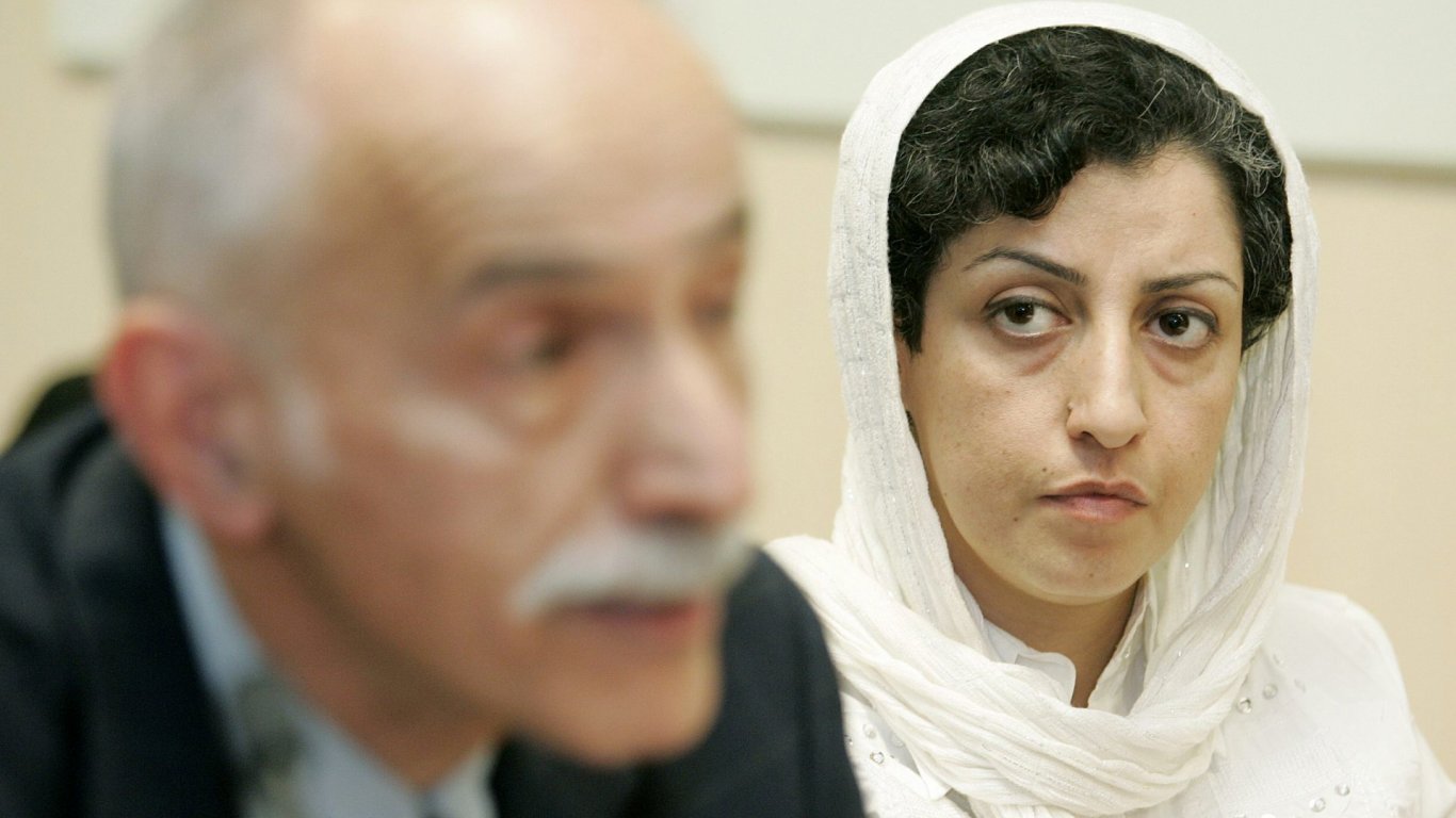 "Гласът на безгласните": Иранската журналистка Наргес Мохамади взе Нобеловата награда за мир
