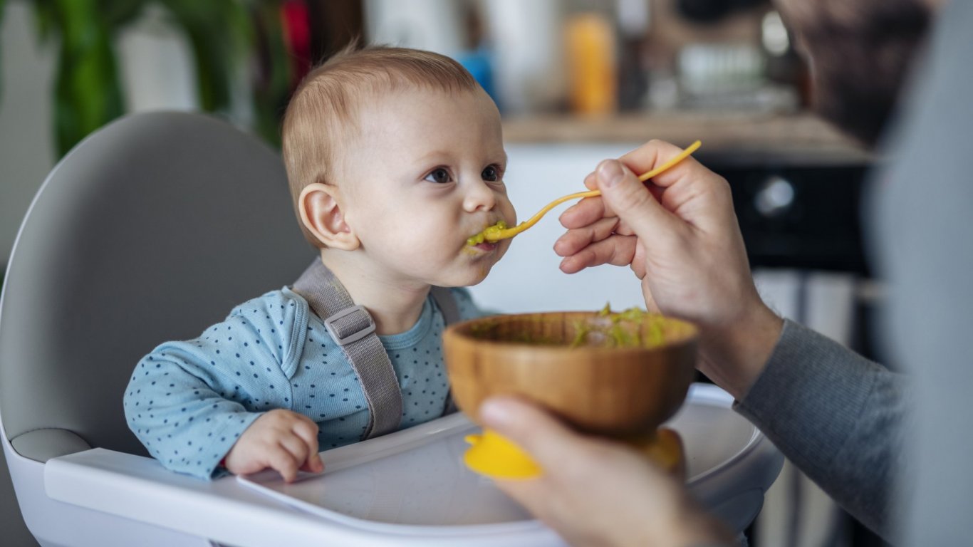 За бебето: Как да изберем правилното столче за хранене