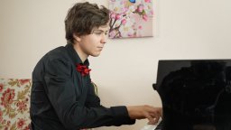 15-годишно българче е определяно за един от най-талантливите пианисти 