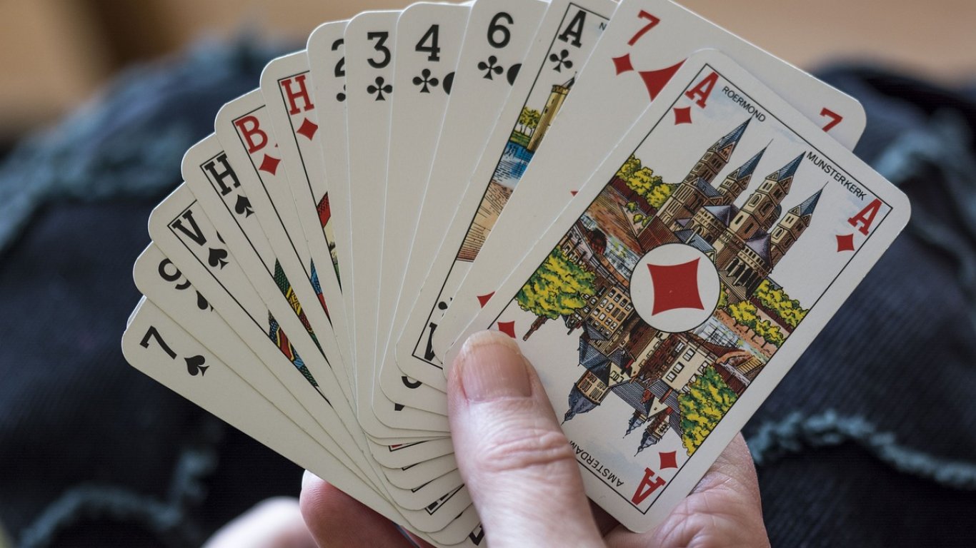 3 популярни игри с карти, които трябва да научите, и защо