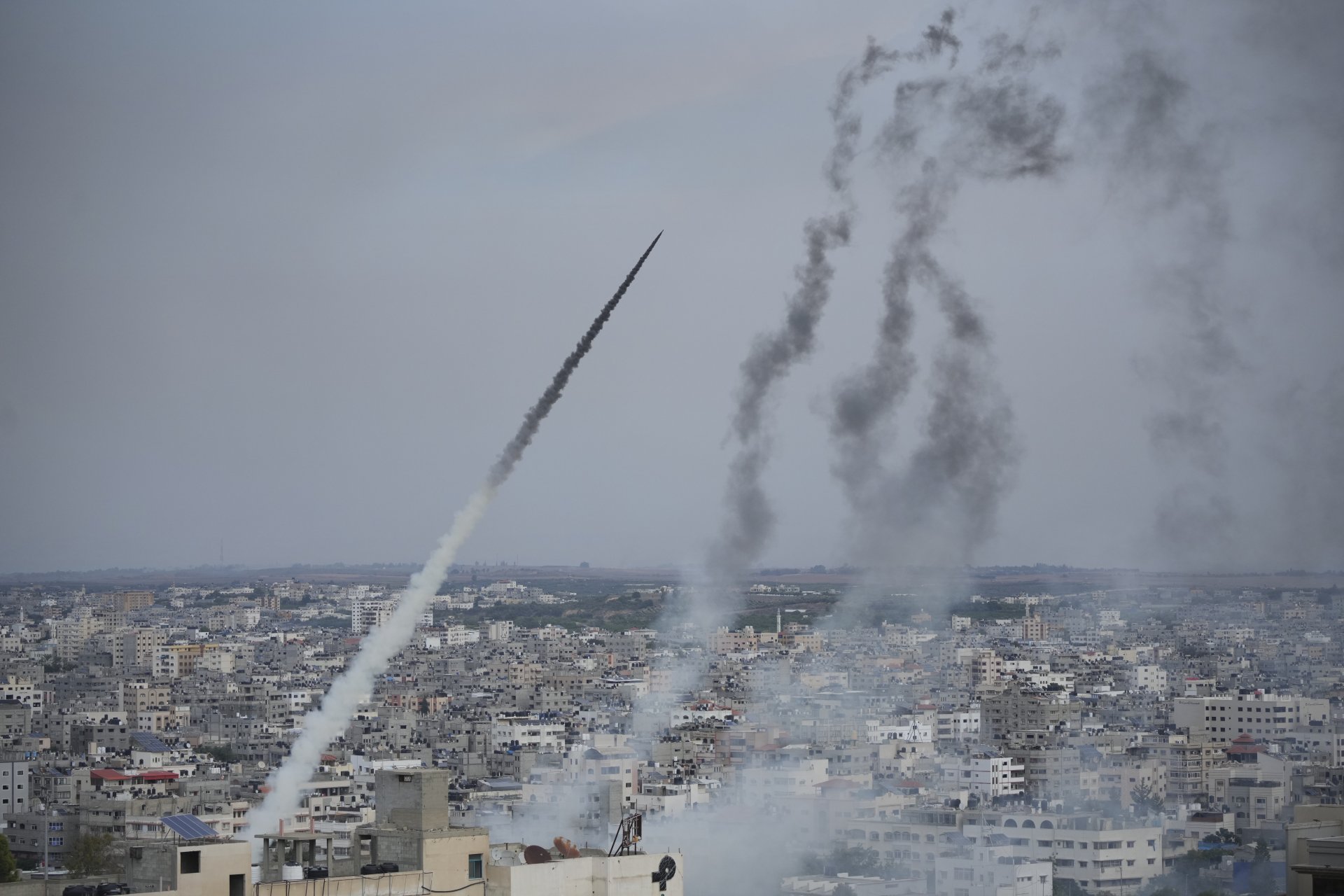 Палестинските бойци изстрелват ракети от ивицата Газа към Израел, в Газа, събота, 7 октомври 2023 г.