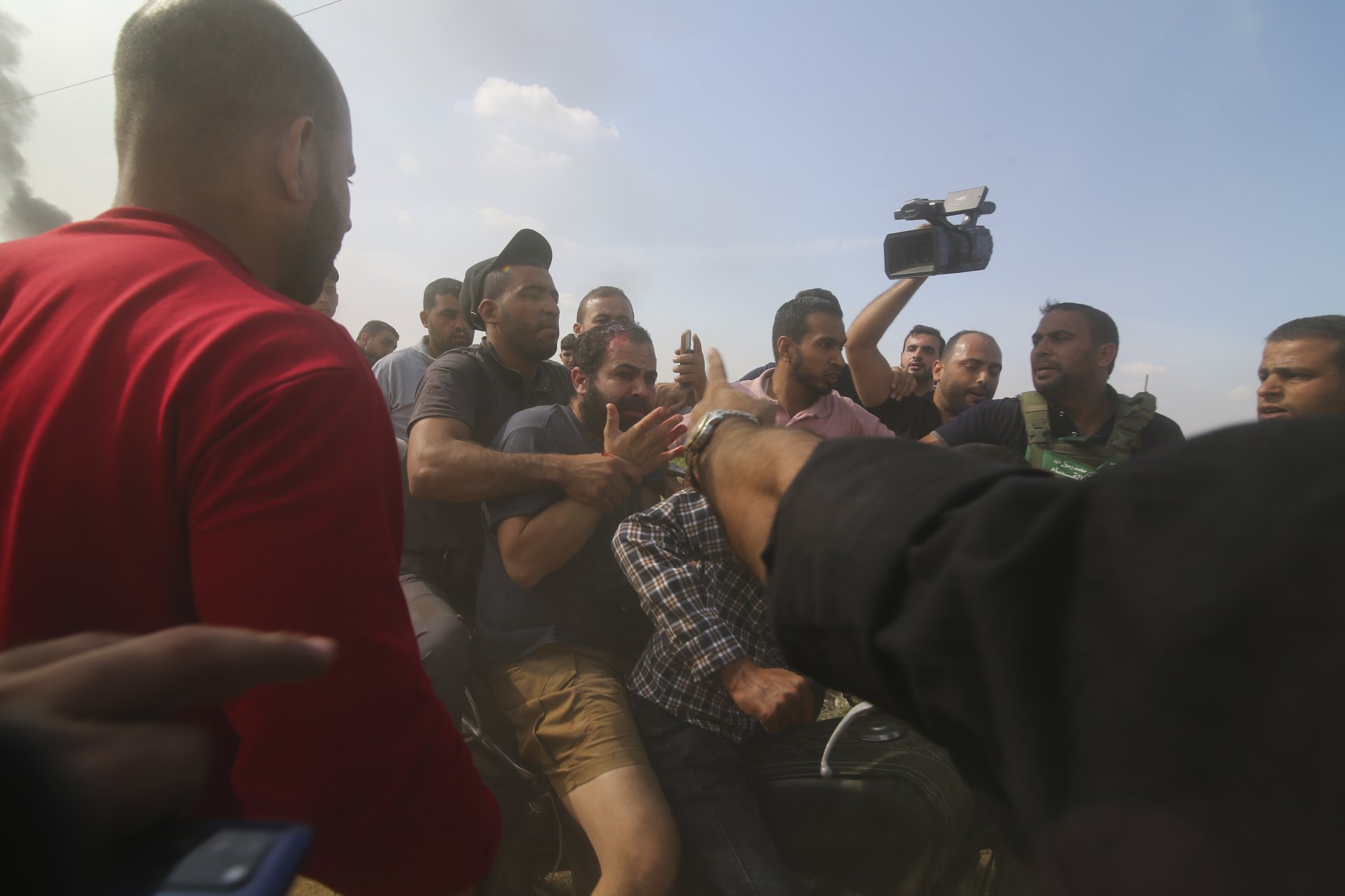 Палестинците транспортират заловен израелски цивилен, в средата, от кибуца Кфар Азза в Ивицата Газа в събота, 7 октомври 2023 г.