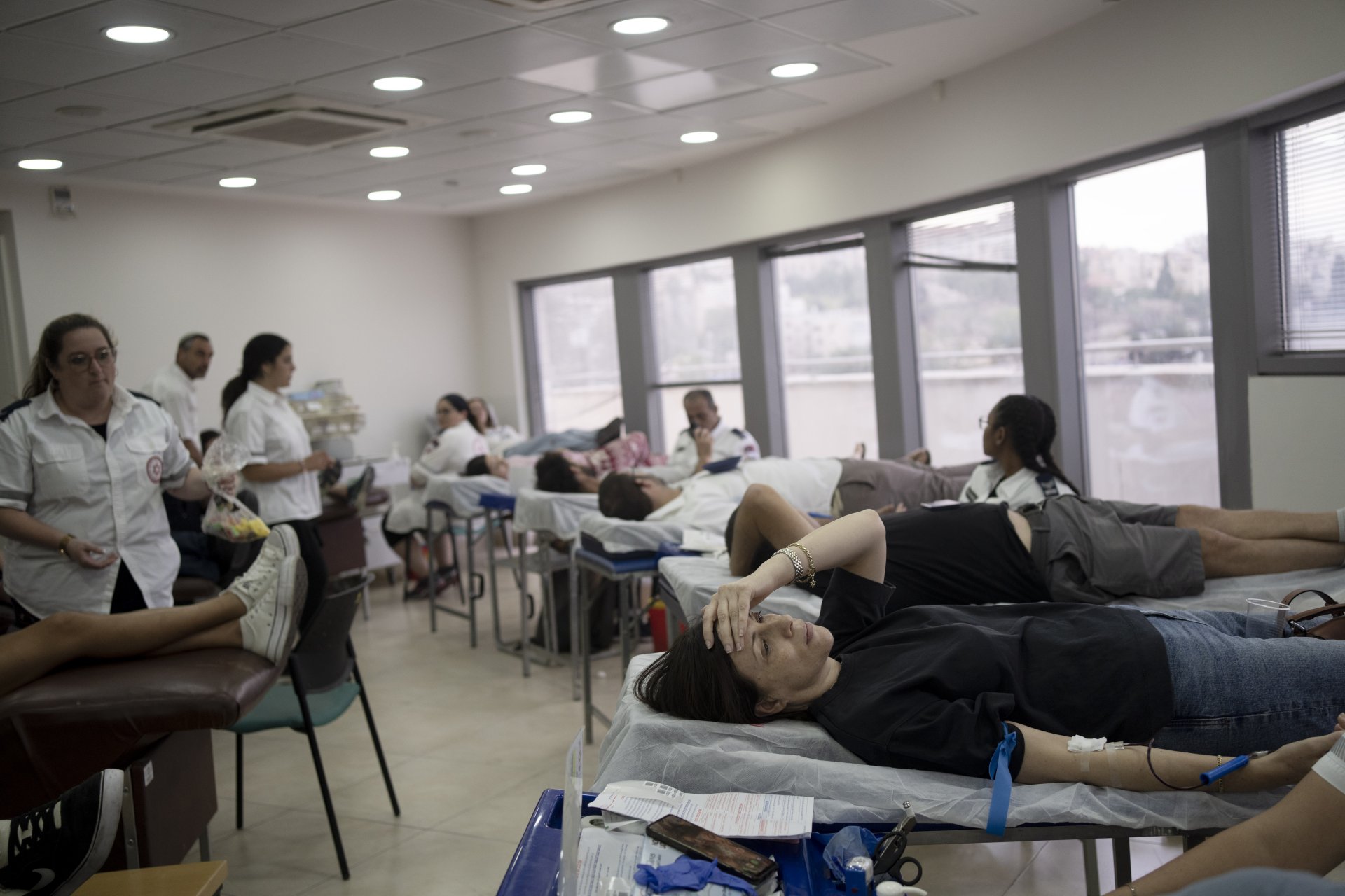 Израелци даряват кръв в службата за спешна помощ в Йерусалим след безпрецедентна атака от бойци на Хамас срещу Израел