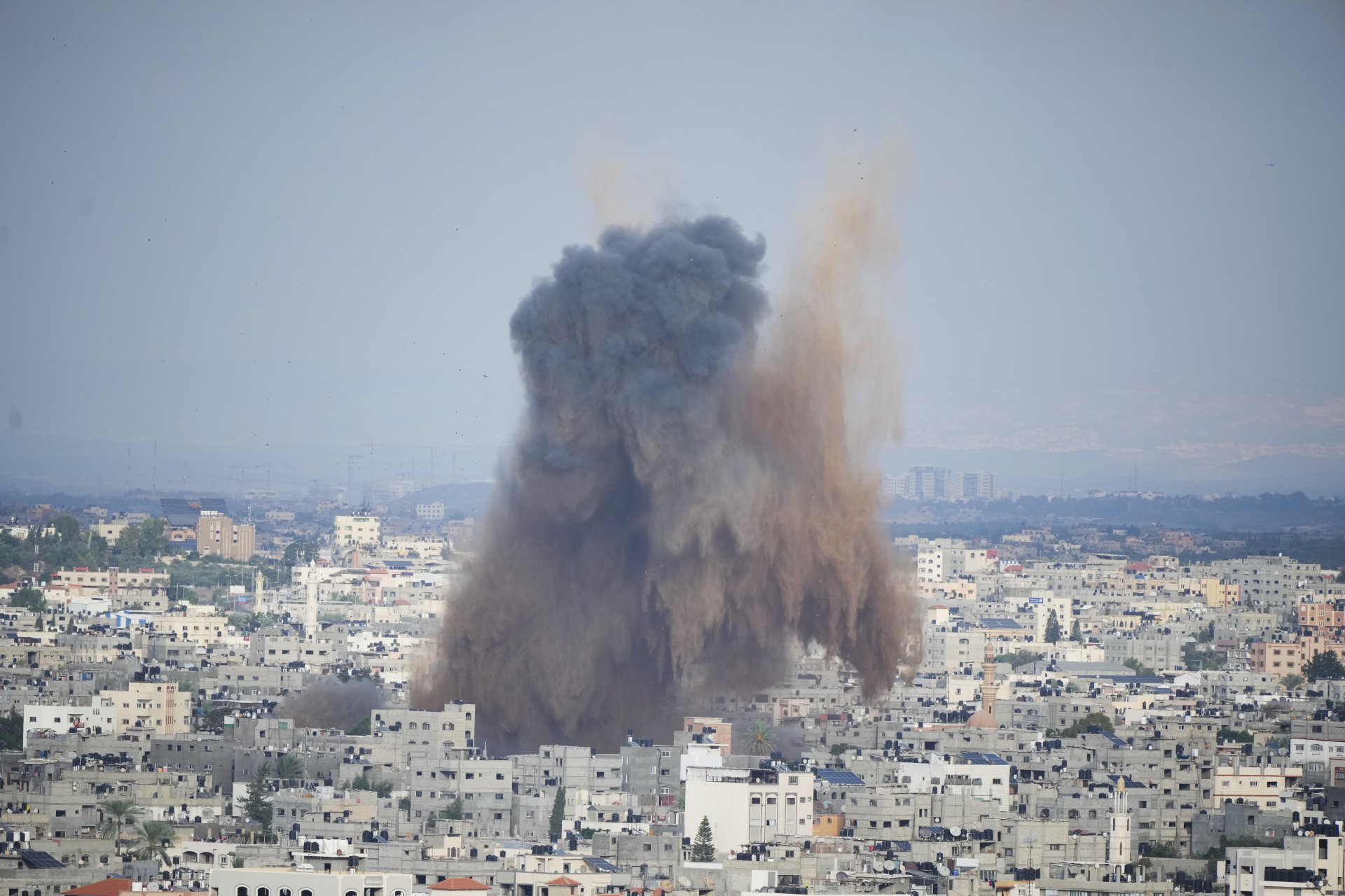 Димът се издига от експлозия, причинена от израелски въздушен удар в ивицата Газа, събота, 7 октомври 2023 г.