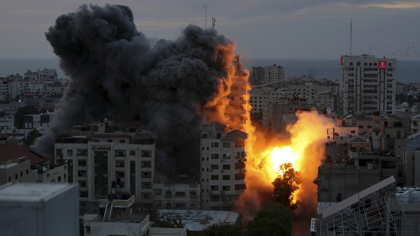 "На ръба на опасна пропаст": Няма да е лесна и кратка войната, Хамас атакува с ракети и Тел Авив
