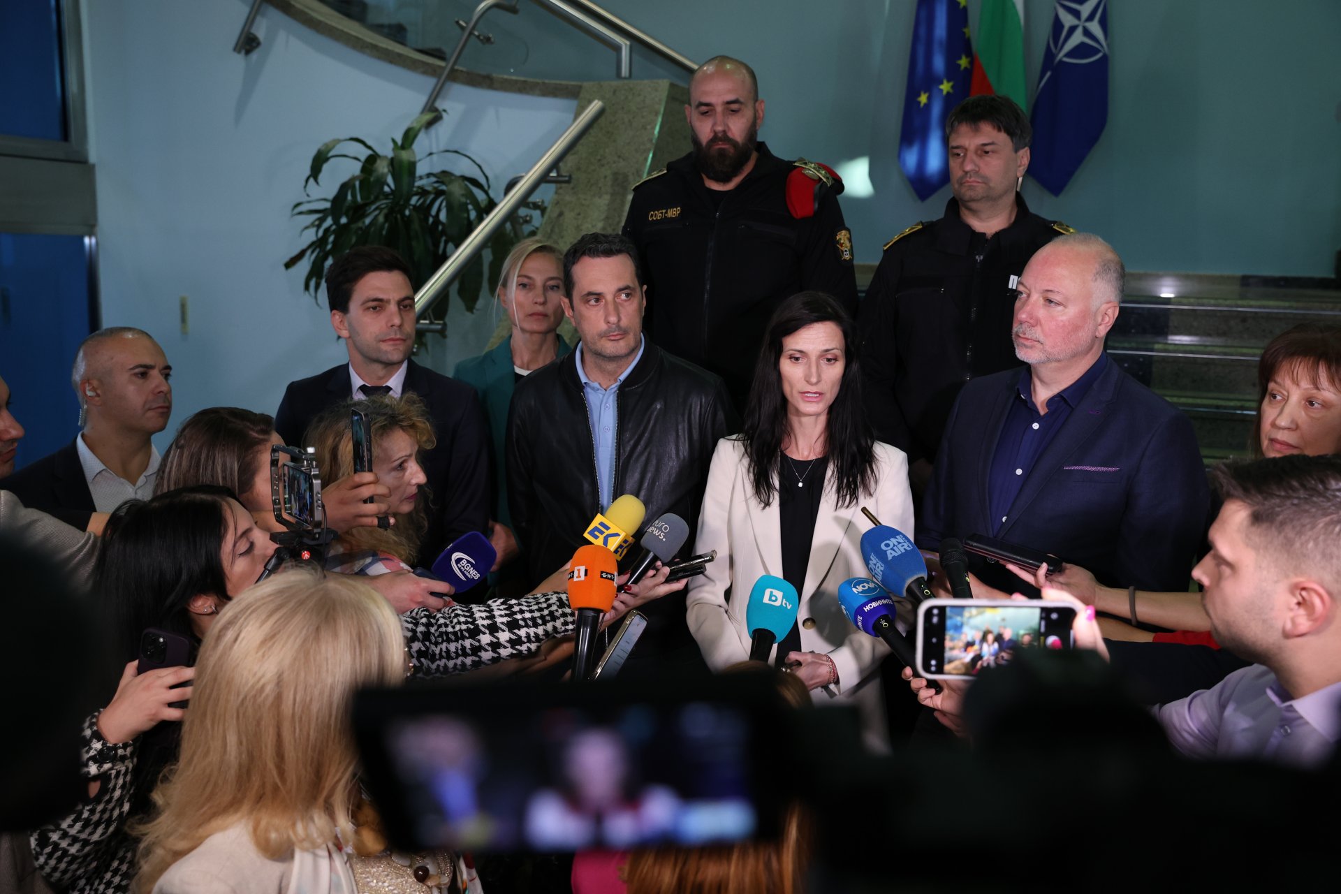 Мария Габриел, отдясно Росен Желязков, отляво Георги Гвоздейков и Никола Минчев, говорят пред медиите