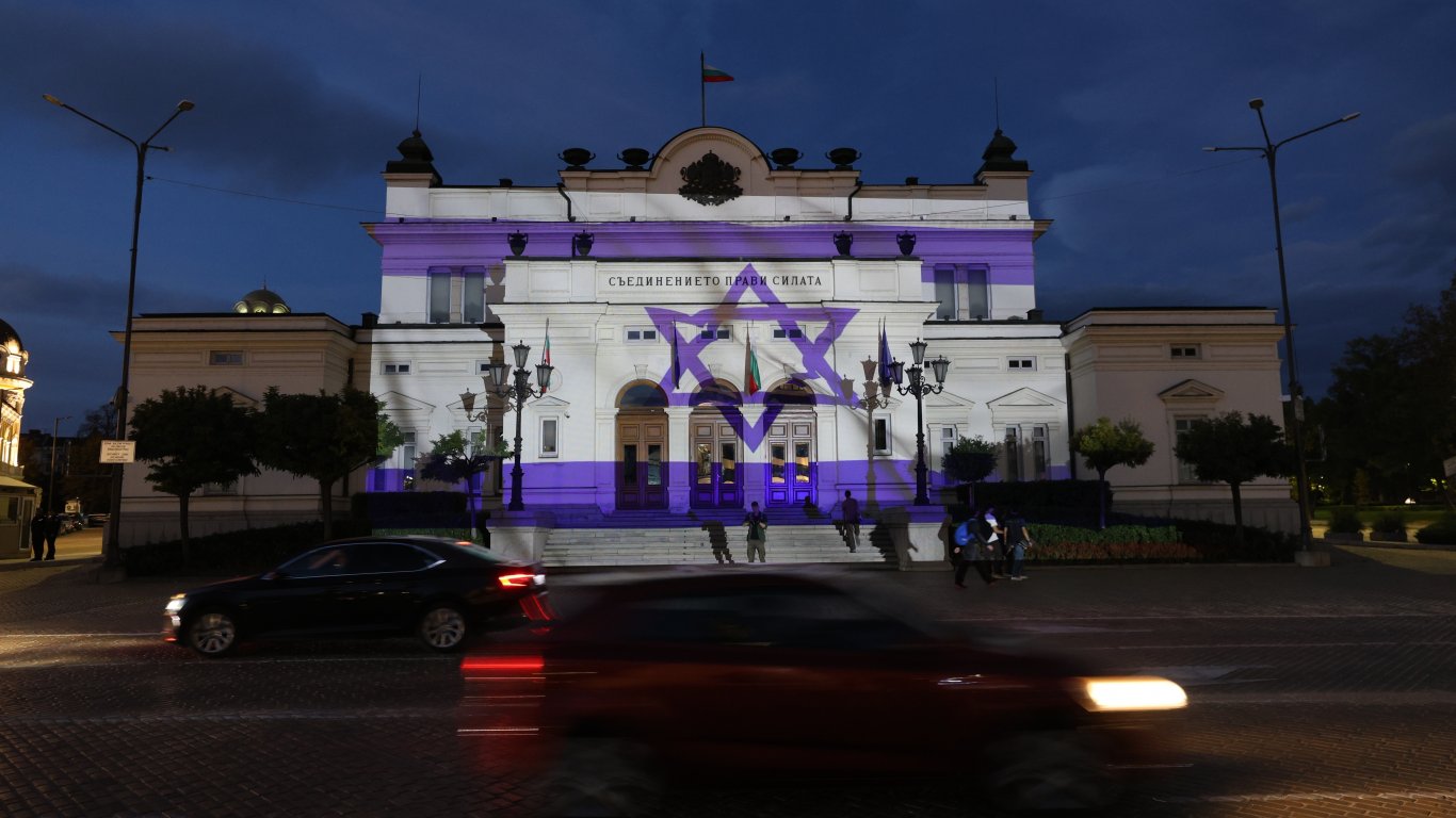 Десетки сгради, сред които и българският парламент, засияха в цветовете на Израел (снимки)