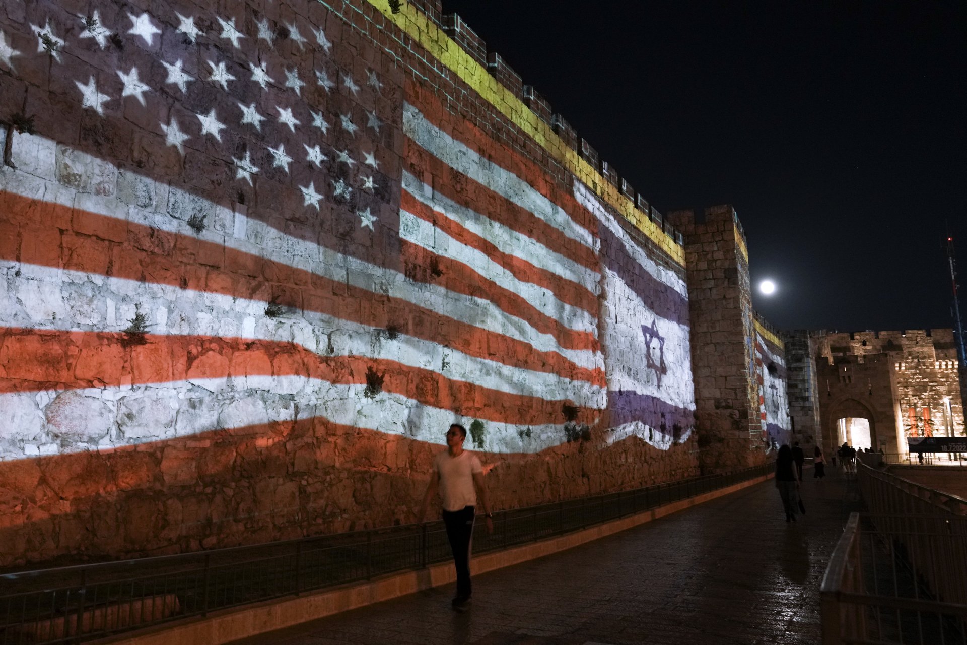 Изображение на американското и израелското знаме, прожектирано върху стените на Стария град в Йерусалим в чест на посещението на президента Джо Байдън в Йерусалим, 13 юли 2023 г.