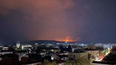 Потушен е големият пожар на военния полигон в Казанлък, търсят причините 