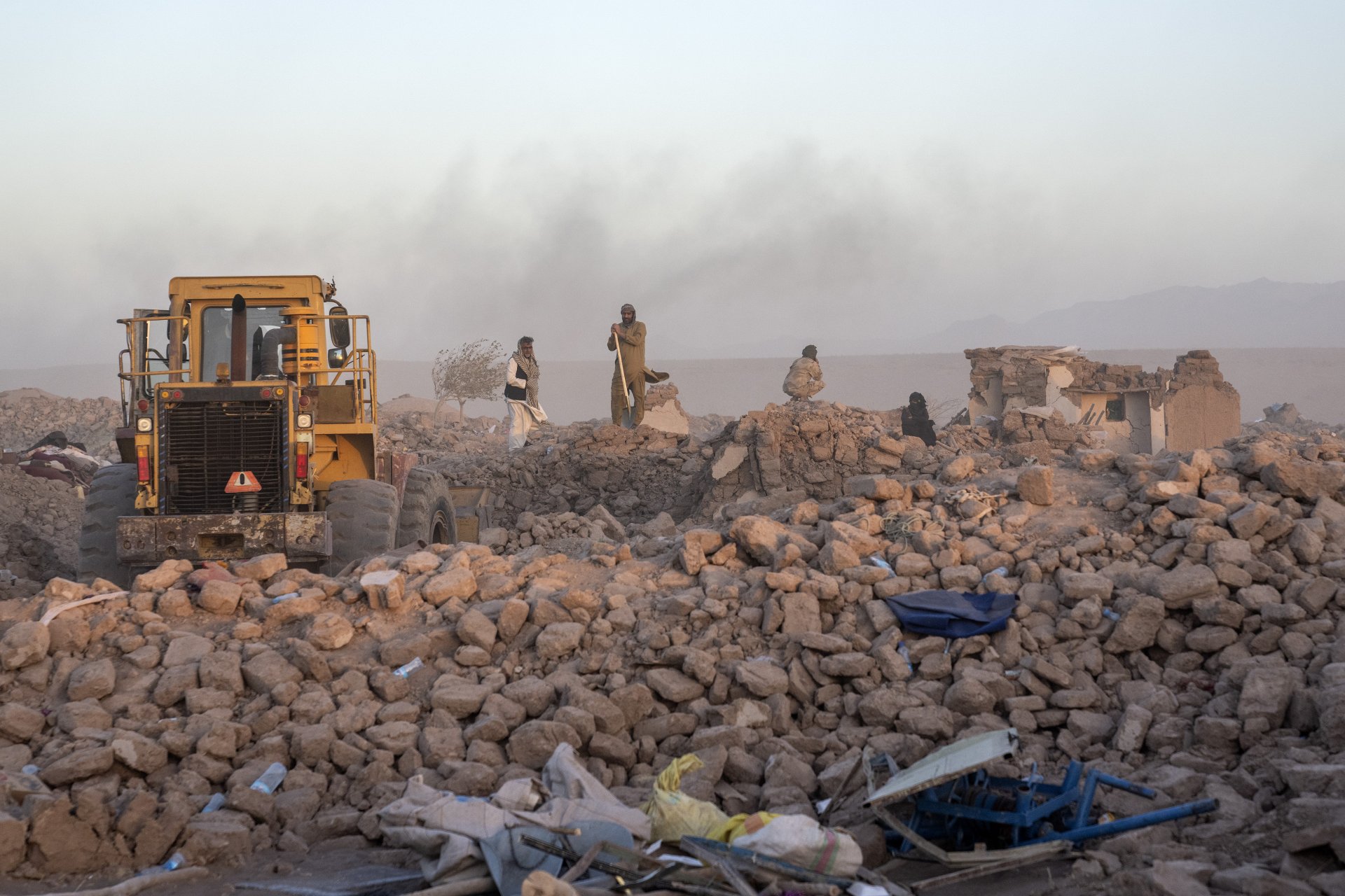 Афганистанци издирват жертви след земетресението в провинция Херат, Западен Афганистан, 8 октомври 2023 г. 