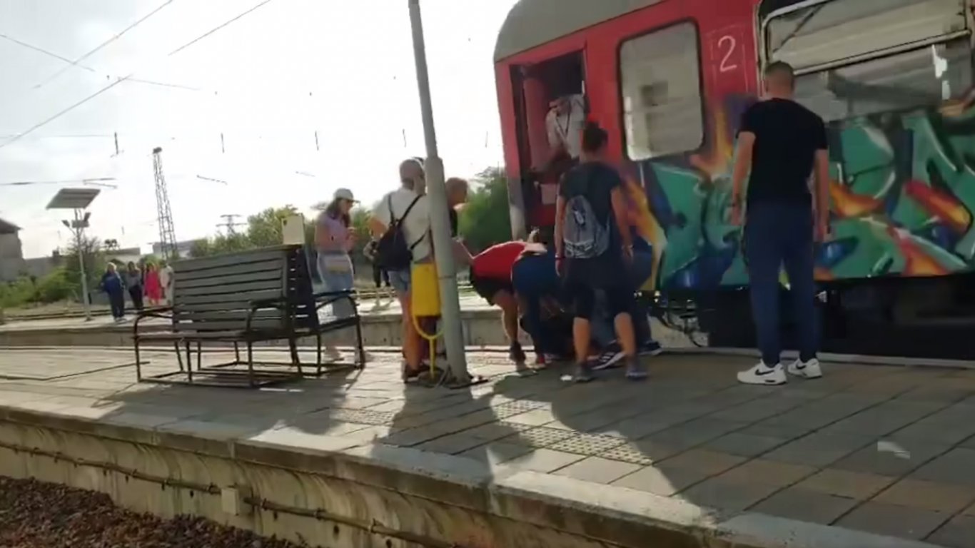 Жена опита да се качи на влак в движение, размина се на косъм (видео)