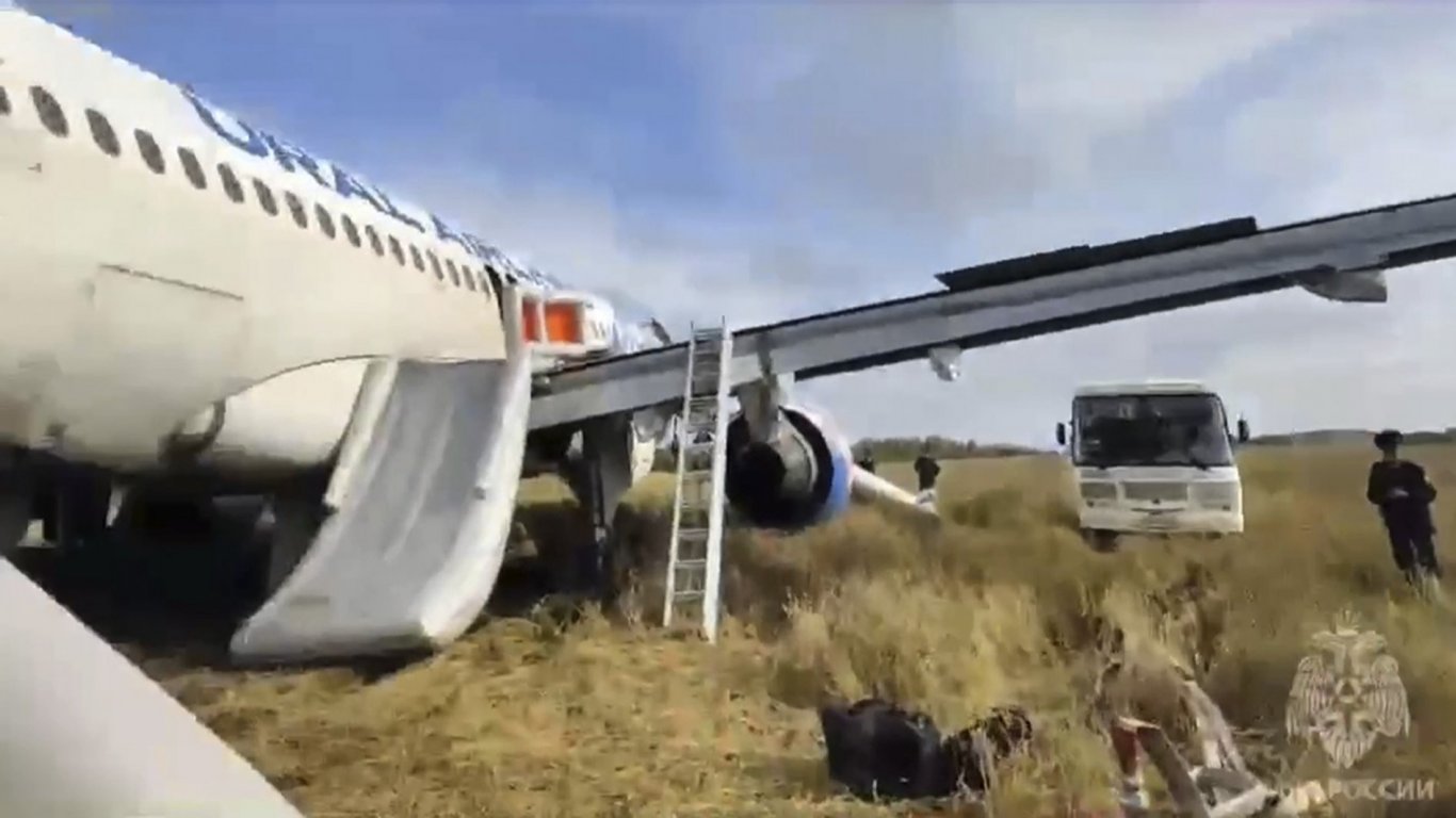 "Еърбъс" на руска компания ще излети направо от полето, където кацна аварийно 