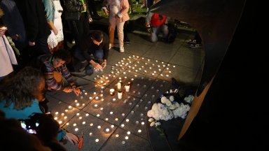 Свещи в памет на загиналите в Израел запалиха пред Паметника на спасението в София (снимки)