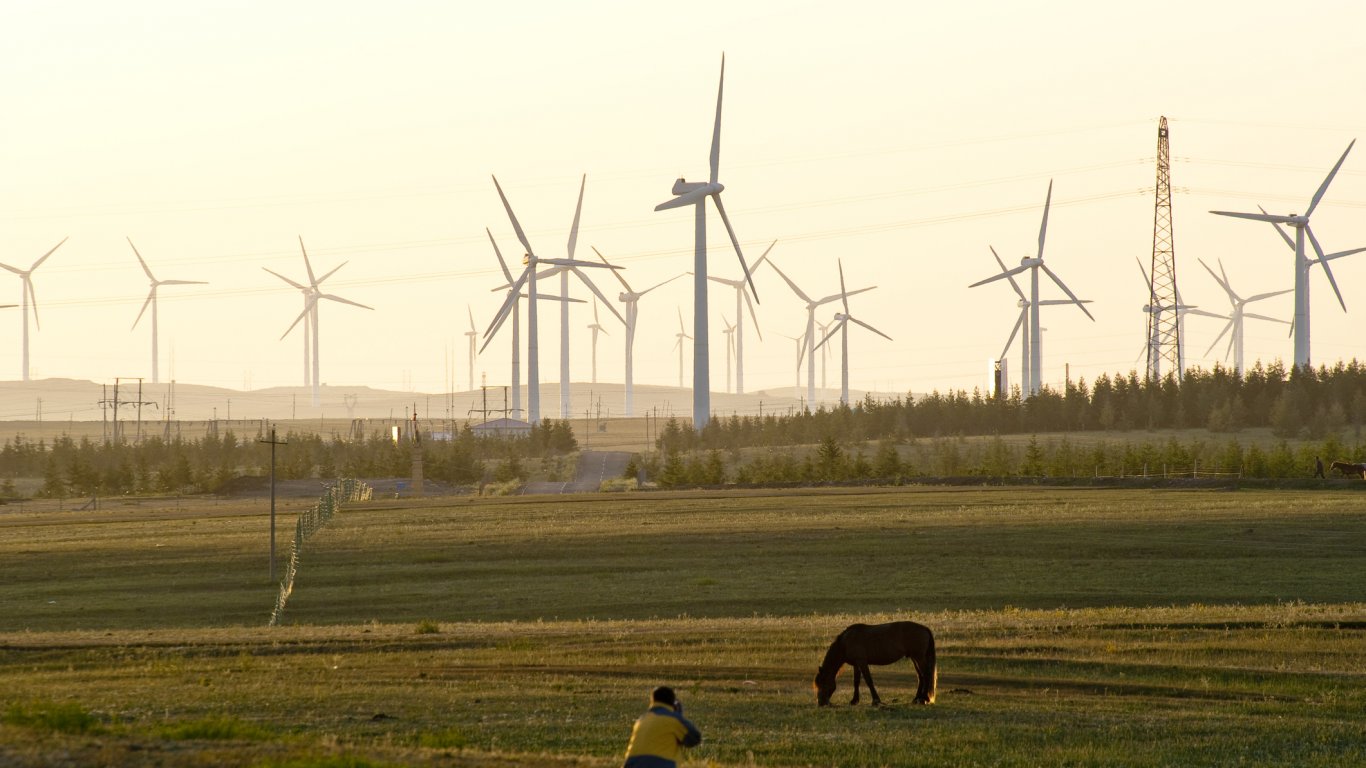Най-големият офшорен вятърен парк в света започна да произвежда електричество