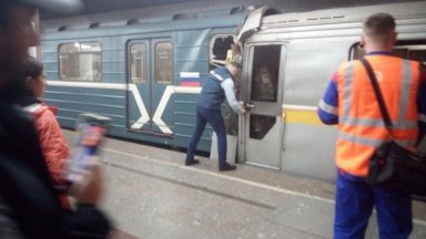 Две мотриси се сблъскаха на московска метростанция (видео)