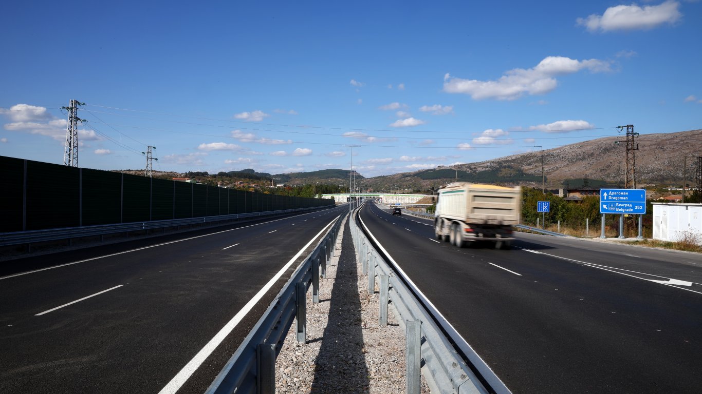 Готов е още един участък от магистрала "Европа" - от Калотина до Драгоман (снимки)