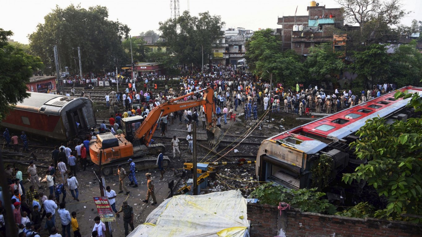 Най-малко четирима загинали и около 80 ранени при дерайлиране на влак в Индия