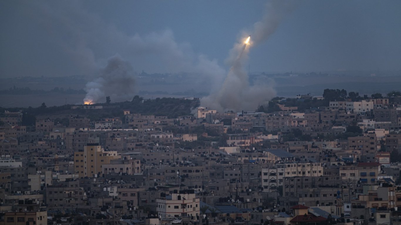 "Хамас" с ракетен обстрел към столицата Тел Авив, в отговор Израел удари по Газа (видео)