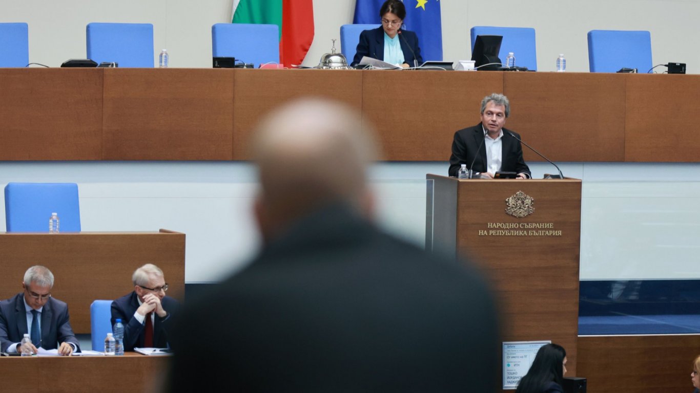 Тошко Йорданов изчете пред депутатите изтекли опорни точки на министри от ПП (видео)