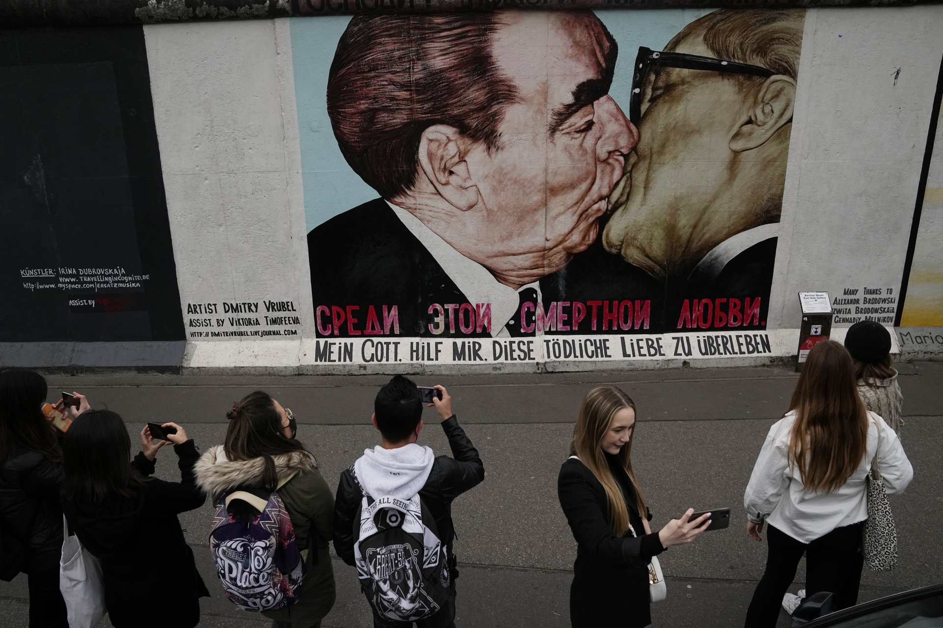Произведение на изкуството, изложено в Берлин, на което е показана историческа целувка на лидера на СССР Леонид Брежнев с лидера на Източна Германия Ерих Хонекер