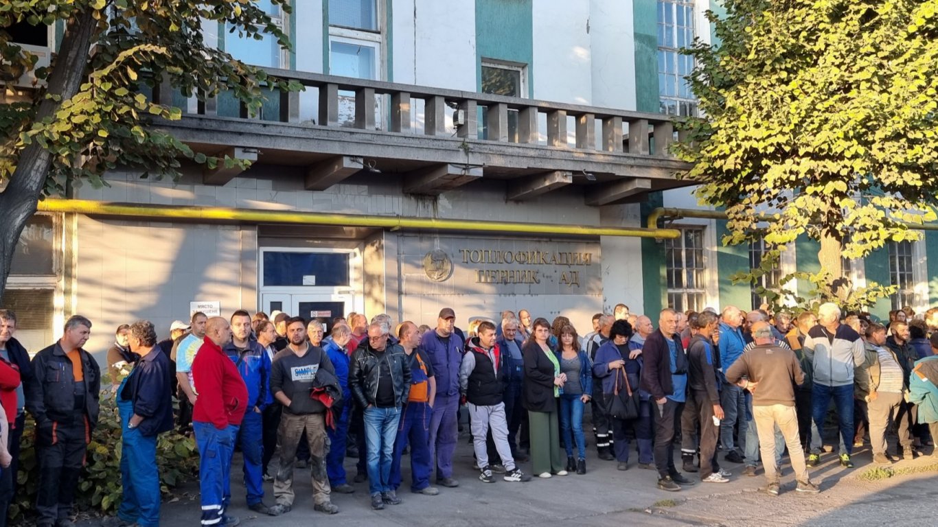 Работници от ТЕЦ-Перник се включиха в протеста
