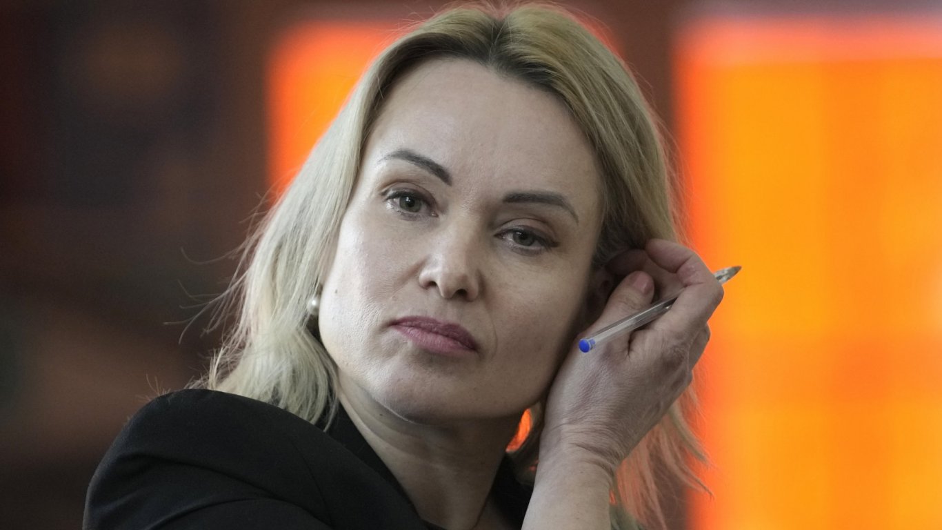 Марина Овсянникова подозира, че е отровена, Париж разследва случая