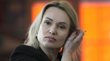 Марина Овсянникова подозира, че е отровена, Париж разследва случая