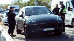 Разбита е международна група за крадени луксозни автомобили 