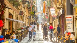 Неапол на бунт: Граждани се жалват в съда от нощния живот