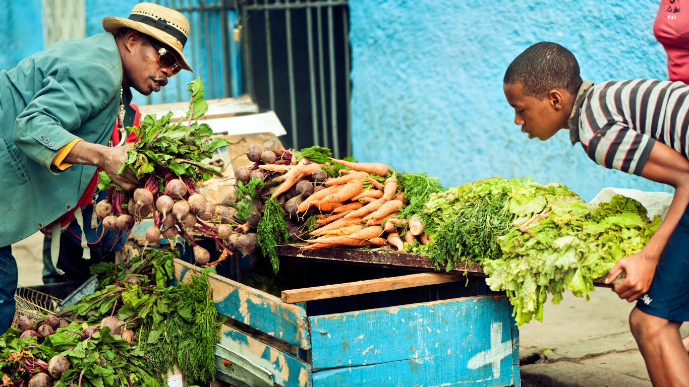 Куба внася все повече храни, а 11 милиона разчитат на купонната система