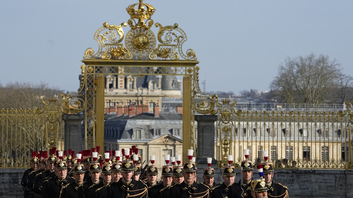 След Лувъра започна евакуация и на Версай заради бомбена заплаха (видео)