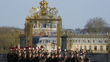Пожар пламна във Версай, вижте как дими историческият дворец (видео)