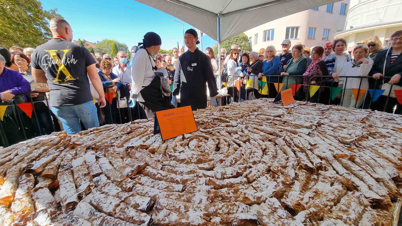 С 350-метров тиквеник Севлиево посрещна празника на града